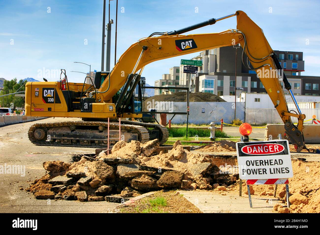 Escavatore idraulico Caterpillar 330 in un lavoro di costruzione a Tucson, Arizona Foto Stock