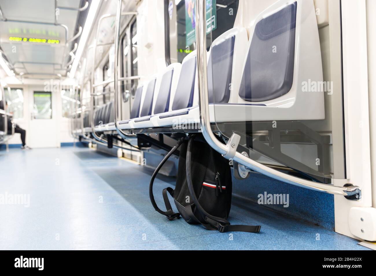 Zaino/borsa nera in pelle o bomba dimenticati per commettere un attacco terroristico si trova sotto il sedile in treno metropolitana, trasporto pubblico. Minaccia del terrorismo. Foto Stock