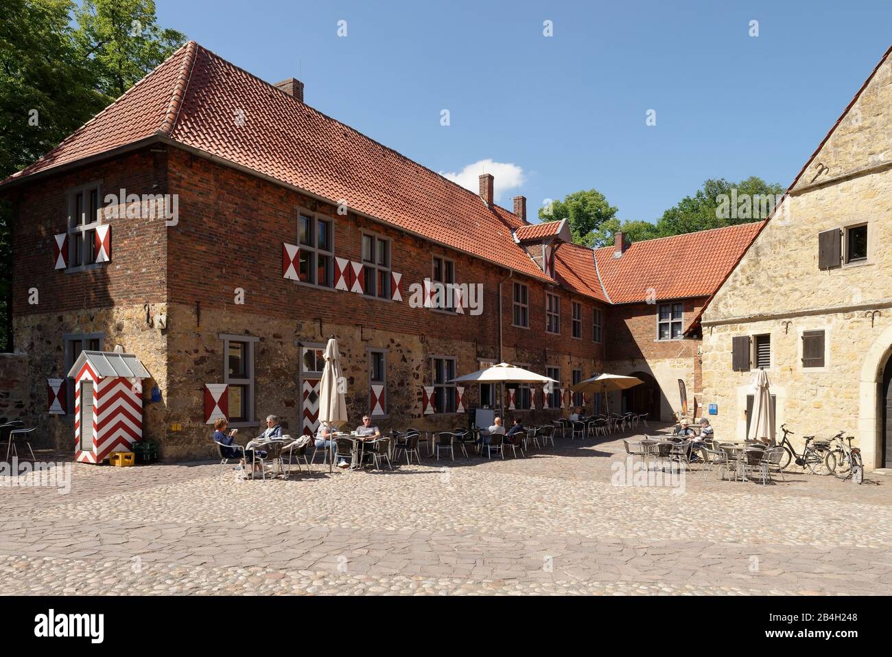 Cortile interno di Burg Vischering con il Cafe Reitstall, Lüdinghausen, Münsterland, Renania Settentrionale-Vestfalia, Germania Foto Stock