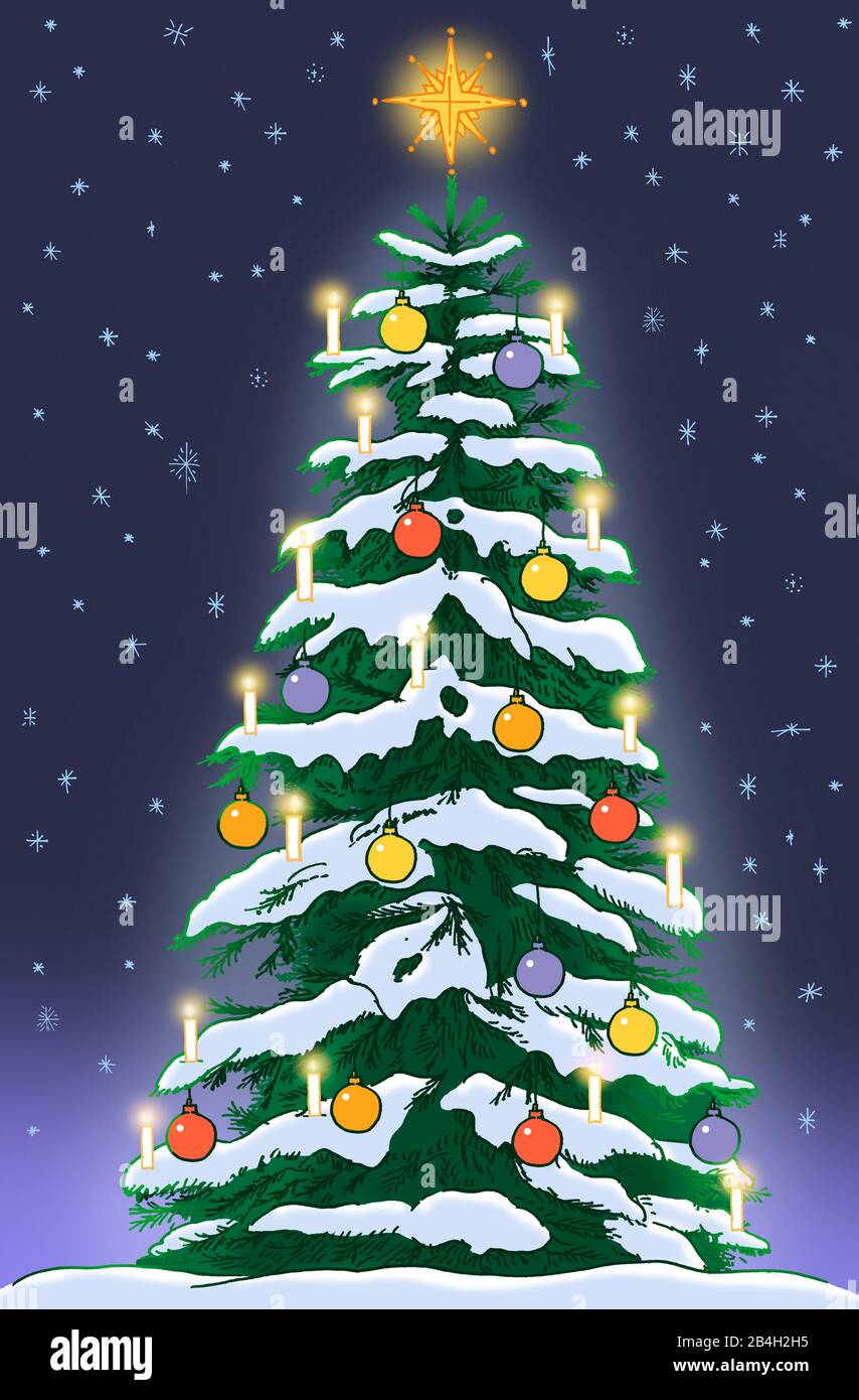 Verschneiter Weihnachtsbaum mit Kerzen, bunten Christbaumkugeln und Sternspitze vor dunkelblauem Sternenhimmel Foto Stock