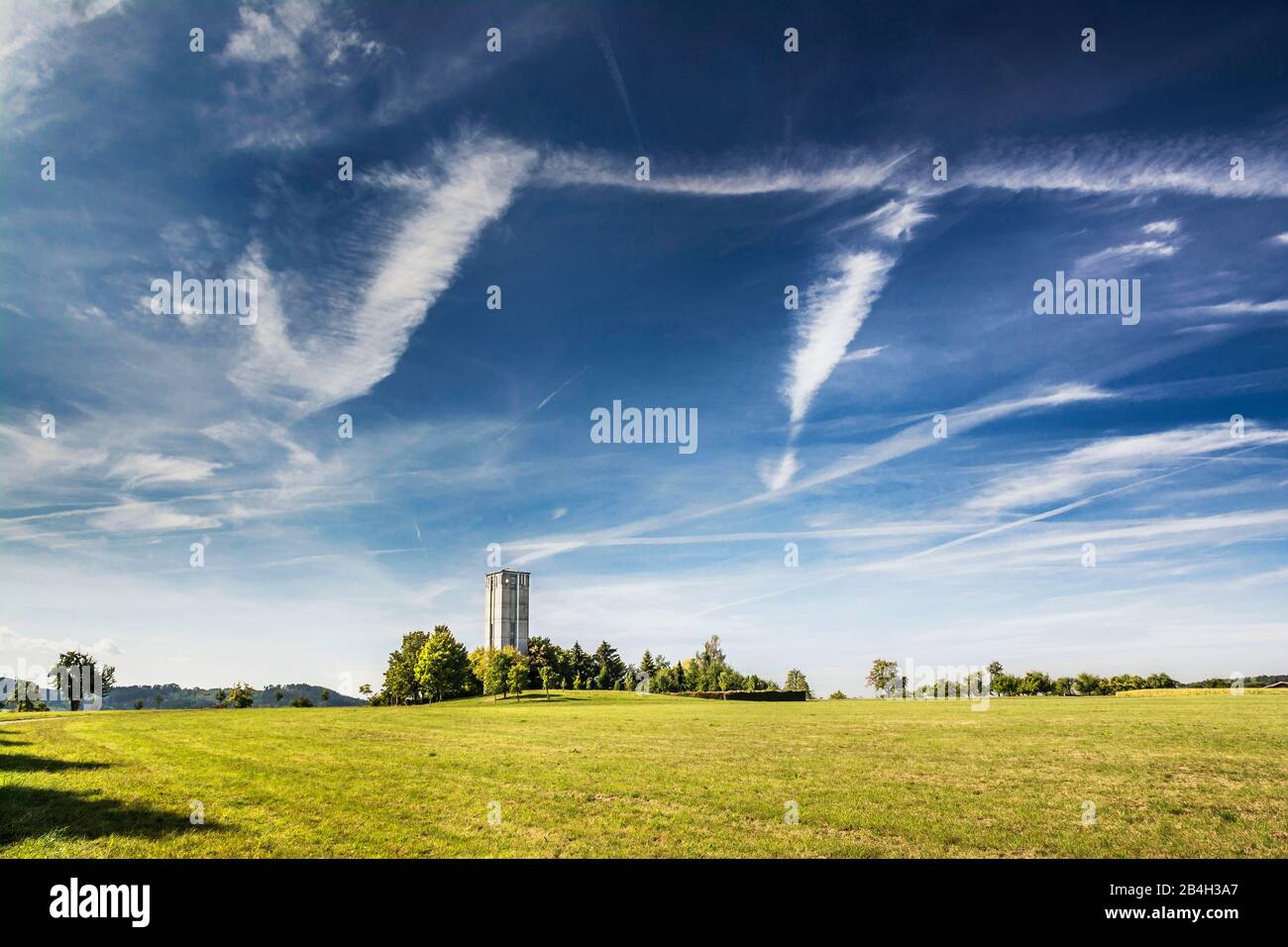 Paesaggio, cielo blu, soleggiato, disegno nube, torre dell'acqua di Wäschenbeuren, Germania, Baden-Wuerttemberg, area metropolitana di Stoccarda, Alb sveva, Ostalb, Schurwald, altopiano Foto Stock