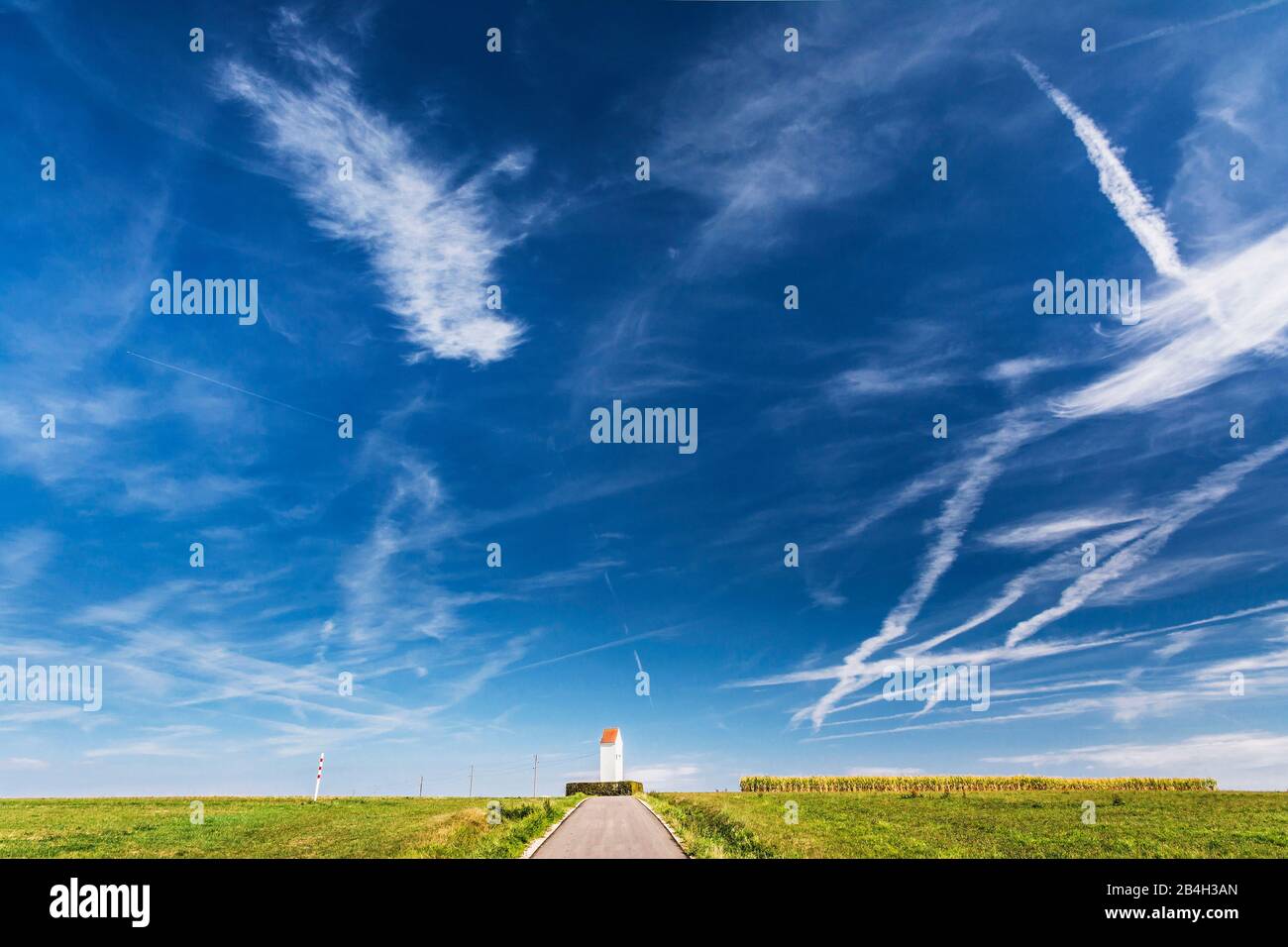 Paesaggio, grafico, cielo azzurro, soleggiato, paesaggio, orizzonte, torre, strada sterrata, Germania, Baden-Wuerttemberg, Swabian Alb, Ostalb, regione metropolitana Stuttgart, Wäschenbeuren Foto Stock