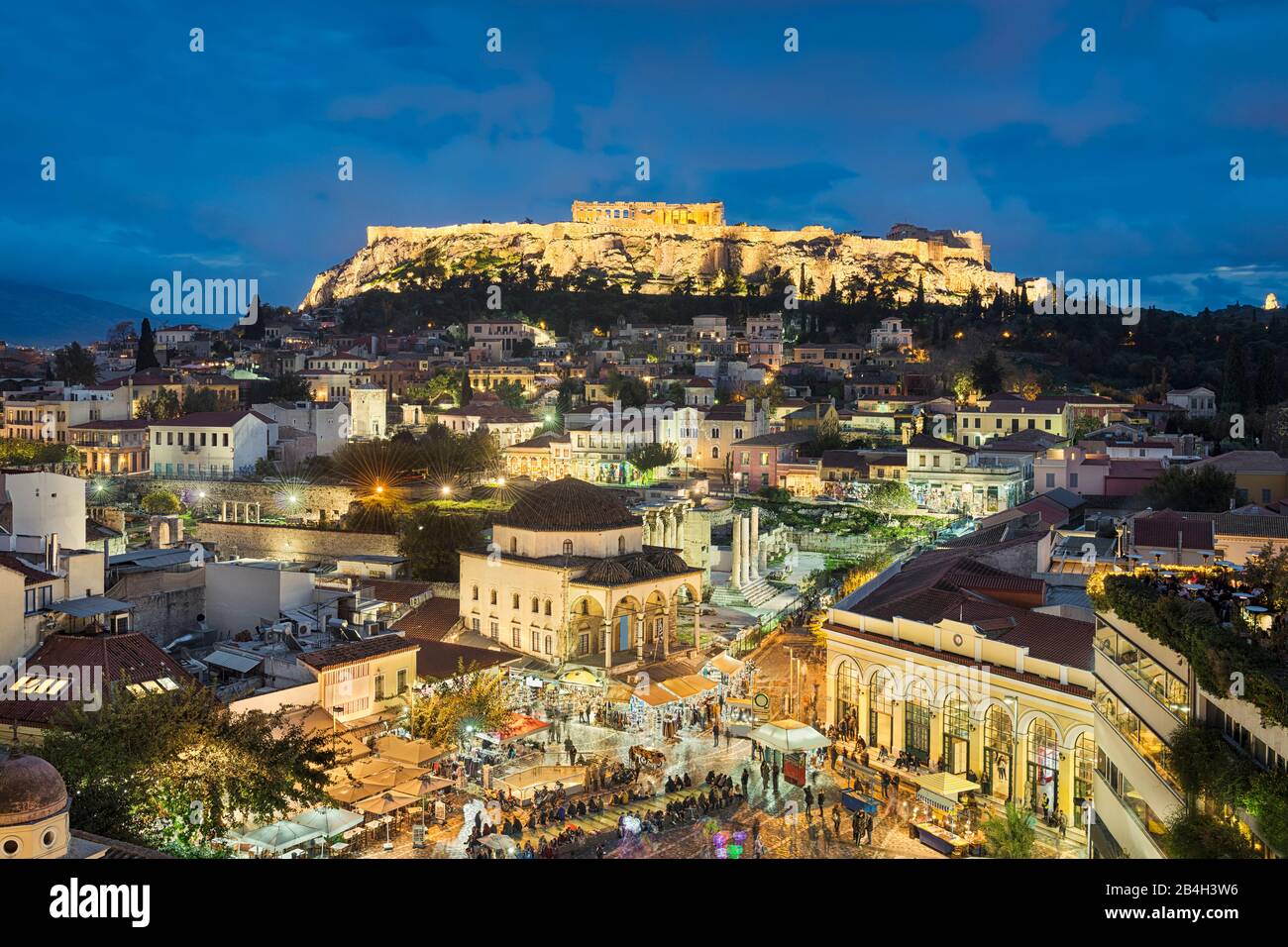 Piazza Monastiraki con l'Acropoli di Atene in background, Grecia Foto Stock