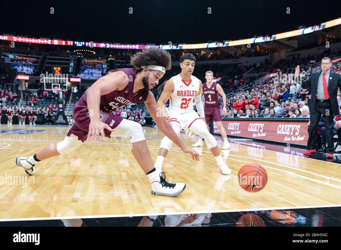 St Louis, Minnesota, Stati Uniti. Mar 06, 2020: Southern Illinois Salukis Centre Barret Benson (40) gare per cercare di salvare una palla da uscire fuori dai limiti nel secondo round del Missouri Valley Conference Men's Tournament tra i Bradley Braves e il sud Illinois Salukis. Tenuto Presso L'Enterprise Center Di St. Louis, Mo Richard Ulreich/Csm Credit: Cal Sport Media/Alamy Live News Foto Stock