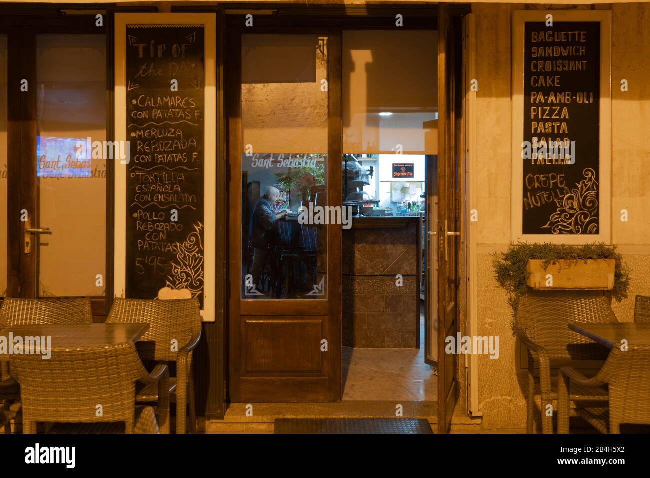 Mallorca, Alcudia, bar, uomo seduto al bancone e bevendo il primo espresso della giornata, Foto Stock