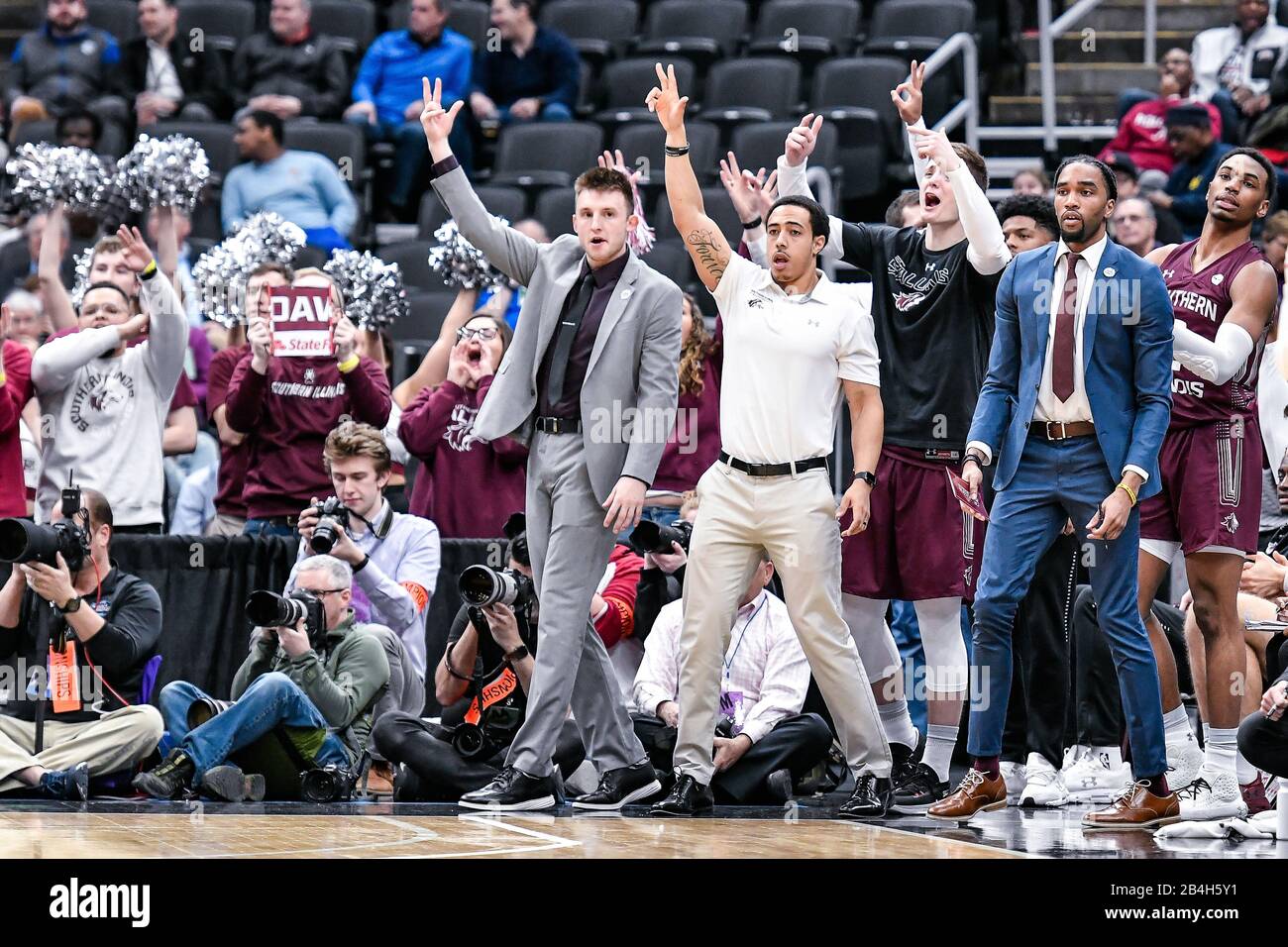 St Louis, Minnesota, Stati Uniti. Mar 06, 2020: La panchina dell'Illinois meridionale celebra un cesto di tre punti nel secondo round del torneo maschile della Missouri Valley Conference tra i Bradley Braves e il sud dell'Illinois Salukis. Tenuto Presso L'Enterprise Center Di St. Louis, Mo Richard Ulreich/Csm Credit: Cal Sport Media/Alamy Live News Foto Stock