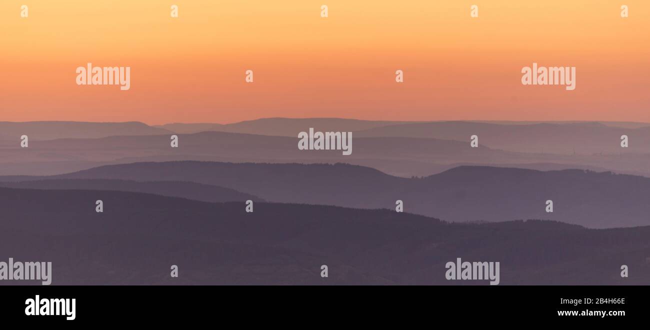 Vista dalla cima di Brocken (1142 m) alle montagne circostanti, Harz, vicino Schierke, distretto di Wernigerode, Sassonia-Anhalt, Germania Foto Stock