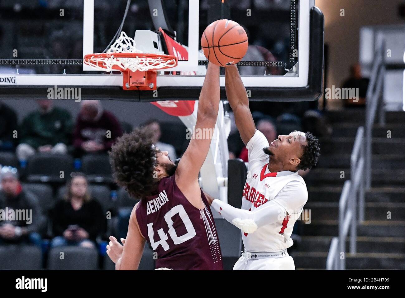 St Louis, Minnesota, Stati Uniti. Mar 06, 2020: Centro Salukis dell'Illinois meridionale Barret Benson (40) blocca il tentativo di colpo di Bradley Braves guard Danya Kingsby (0) nel secondo round del torneo maschile della Missouri Valley Conference tra i Bradley Braves e il sud dell'Illinois Salukis. Tenuto Presso L'Enterprise Center Di St. Louis, Mo Richard Ulreich/Csm Credit: Cal Sport Media/Alamy Live News Foto Stock