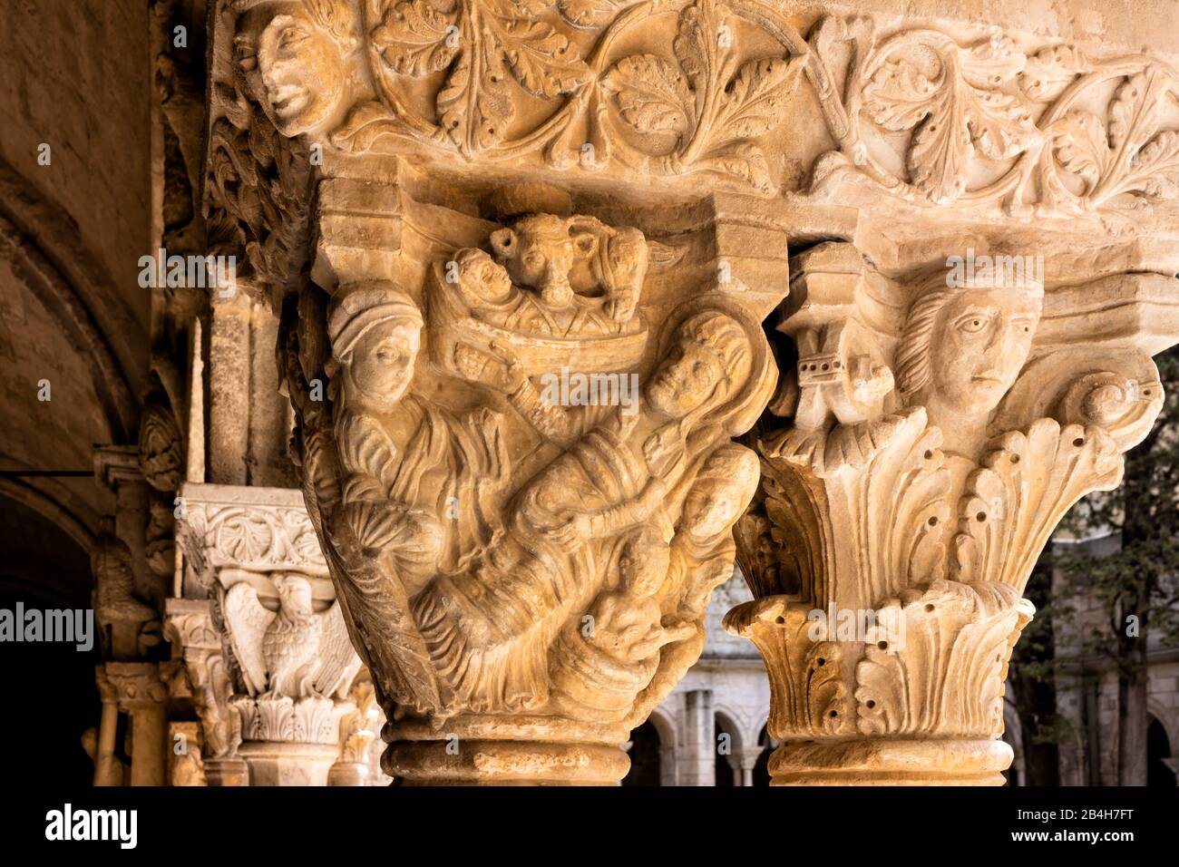 Arles, capitale nel chiostro della cattedrale Saint-Trophime Foto Stock