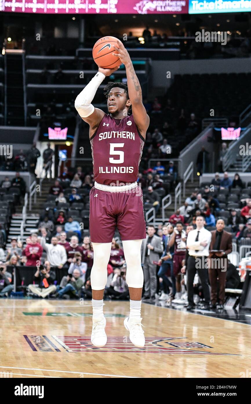 St Louis, Minnesota, Stati Uniti. Mar 06, 2020: Southern Illinois Salukis guard Lance Jones (5) prende un salto di tre punti nel secondo round del Missouri Valley Conference Men's Tournament tra i Bradley Braves e il sud Illinois Salukis. Tenuto Presso L'Enterprise Center Di St. Louis, Mo Richard Ulreich/Csm Credit: Cal Sport Media/Alamy Live News Foto Stock