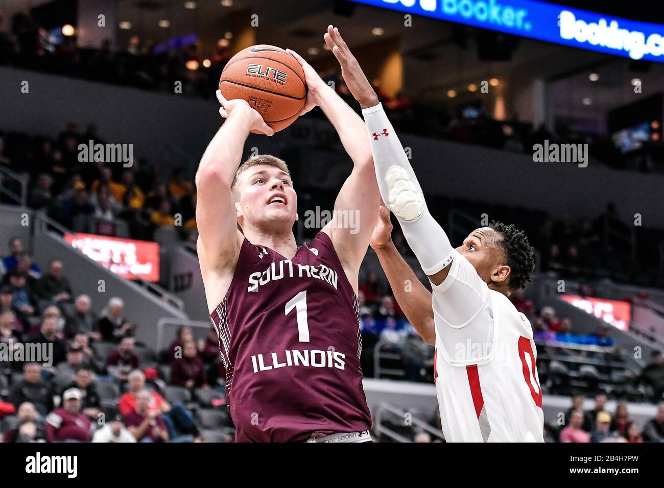 St Louis, Minnesota, Stati Uniti. Mar 06, 2020: Sud Illinois Salukis avanti Marcus Domask (1) ottiene un colpo fuori contro la difesa di Bradley Braves guardia Danya Kingsby (0) nel secondo round del torneo maschile di Missouri Valley Conference tra i Bradley Braves e il sud Illinois Salukis. Tenuto Presso L'Enterprise Center Di St. Louis, Mo Richard Ulreich/Csm Credit: Cal Sport Media/Alamy Live News Foto Stock