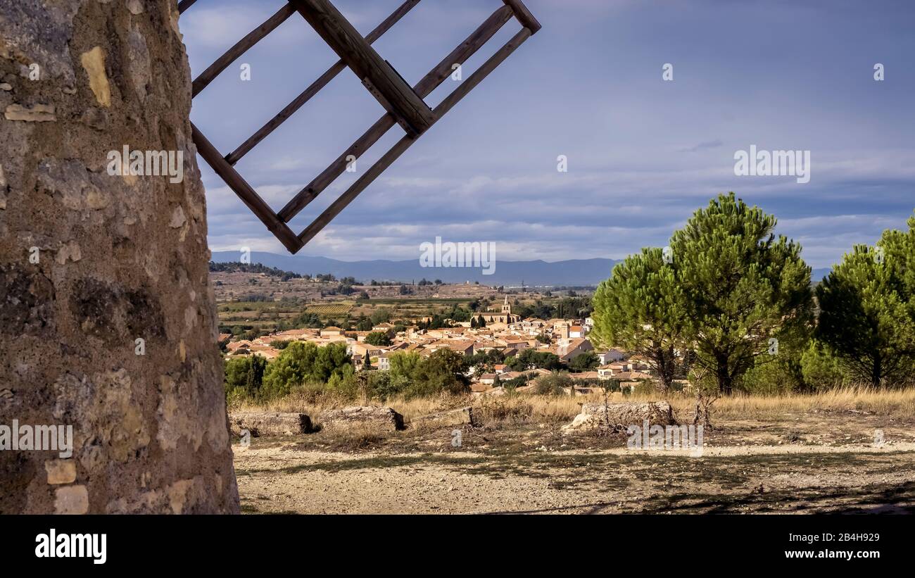 Vista di Nissan lez Enserune dal Moulin Balayé. Foto Stock