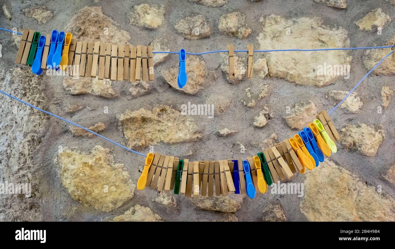 Clothespins colorati in Courson Foto Stock