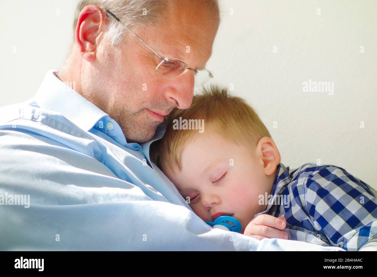 Großvater und Enkel schlafen Foto Stock