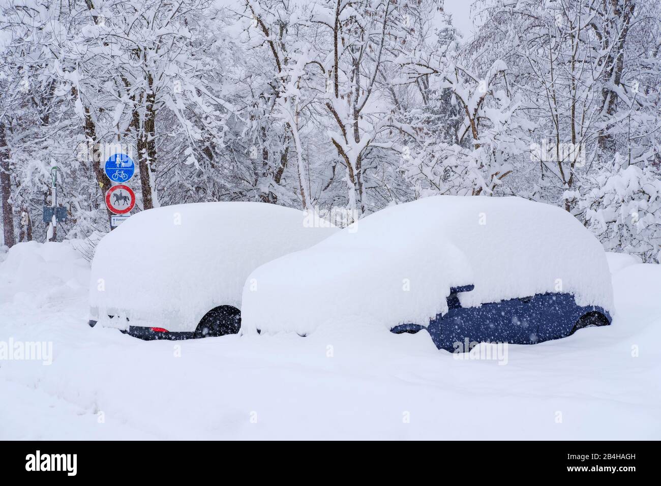 Specchi esterni, auto coperte di neve, Geretsried, alta Baviera, Baviera, Germania Foto Stock