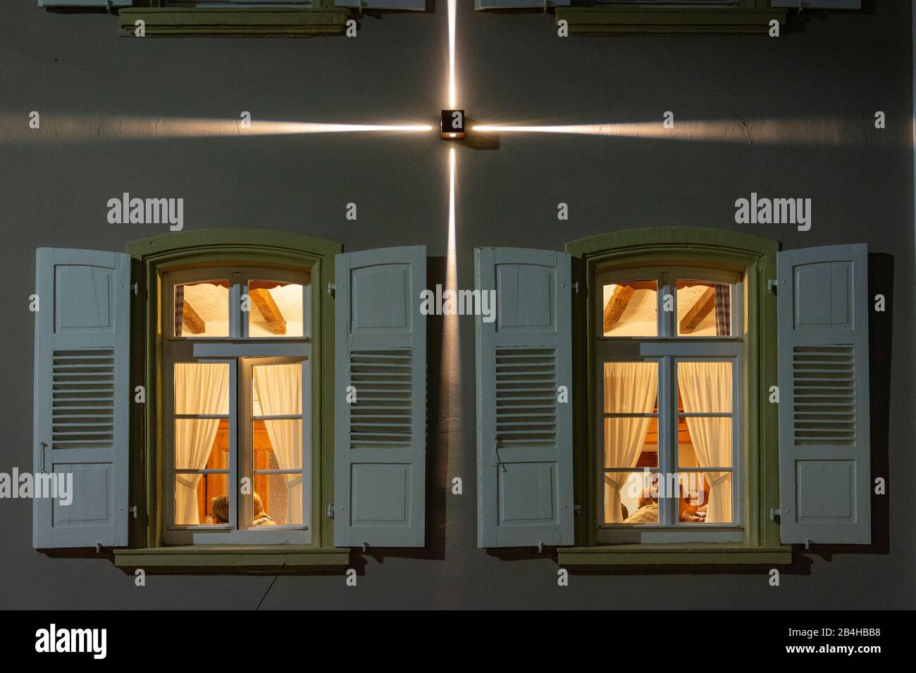 Germania, Rheinlandpfalz, Schweigen-Rechtenbach, finestre illuminate di un ristorante. Foto Stock
