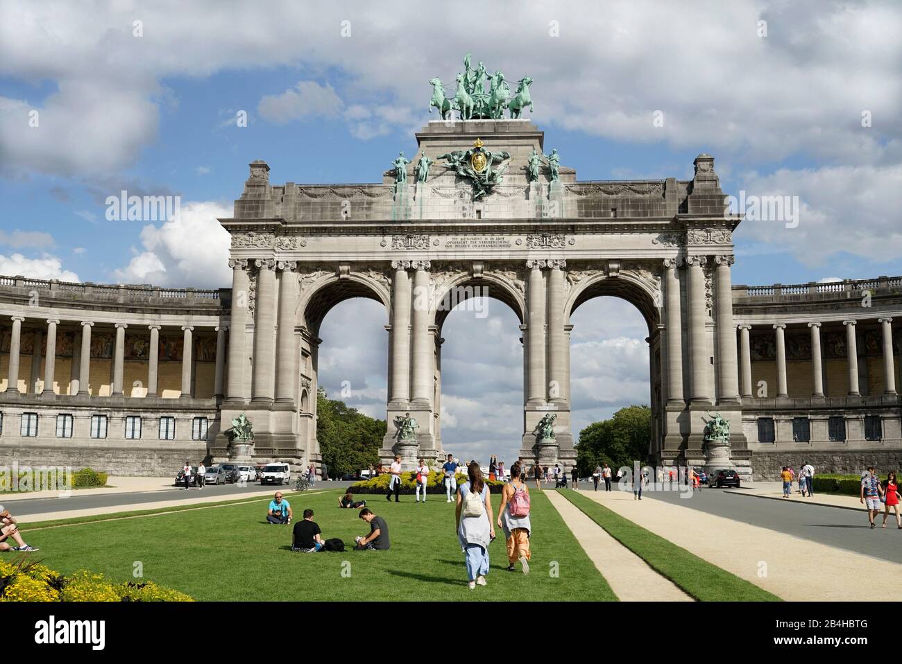 Europa, Belgio, Bruxelles, Parc du Cinquantenaire, parco giubilare, arco trionfale, prato, giovani Foto Stock