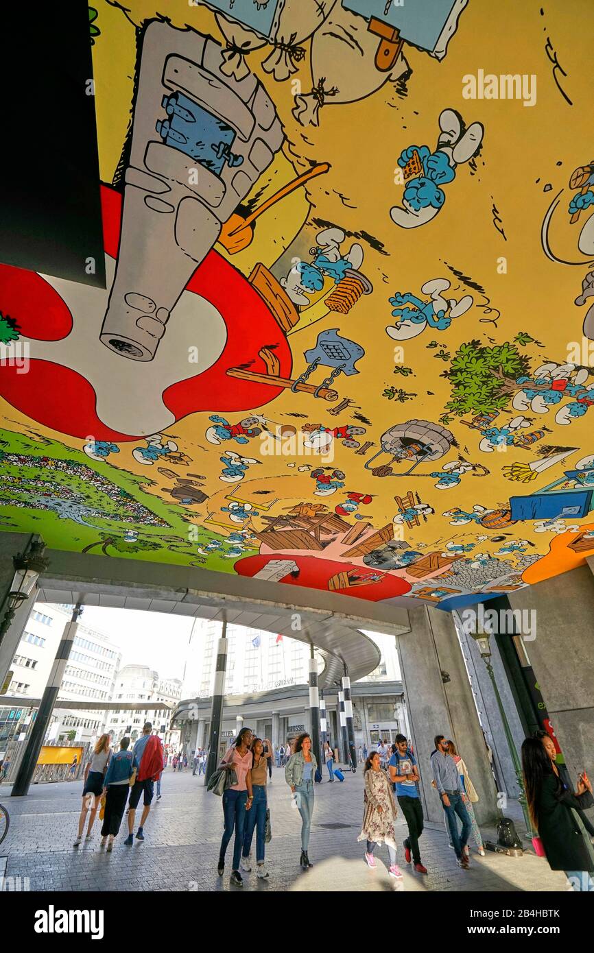 Europa, Belgio, Bruxelles, stazione centrale, ingresso, interno, soffitto dipinto con personaggi cartoon, fumetto Foto Stock