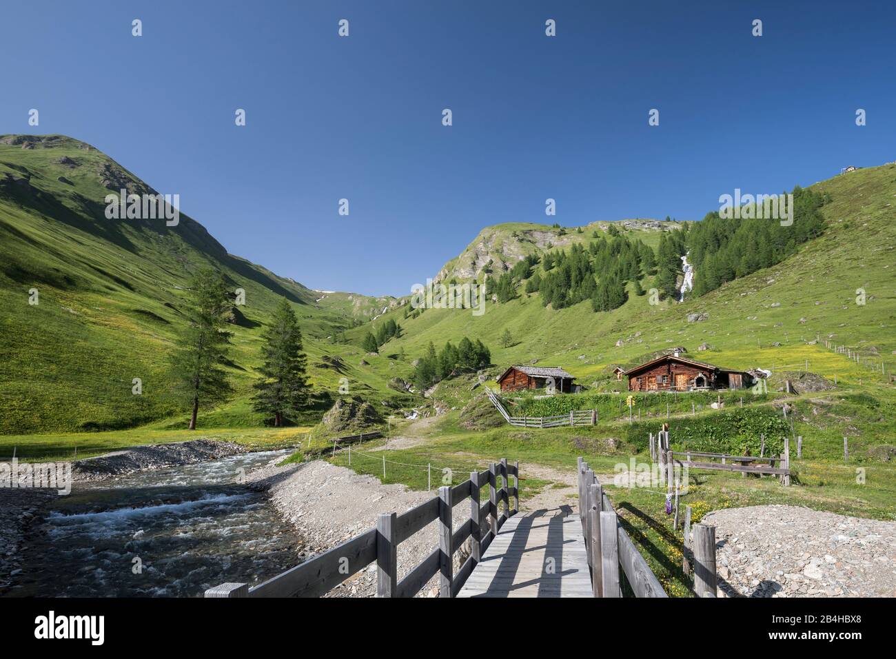 Die Auernigalm mit dem Astenbach im hintersten Astental am Naturlehrweg Astner Moos, Goldberggruppe, Nationalparkregion Hohe Tauern, Kärnten, Österrei Foto Stock