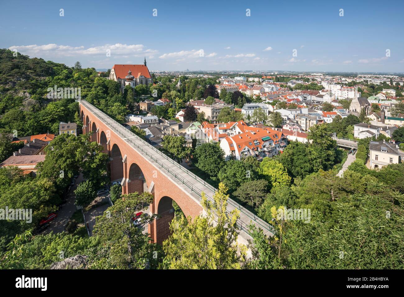 Blick auf Mödling mit Aquädukt der 1. Wiener Hochquellwasserleitung, Hinten Das Wiener Becken, Mödling, Niederösterreich, Österreich Foto Stock