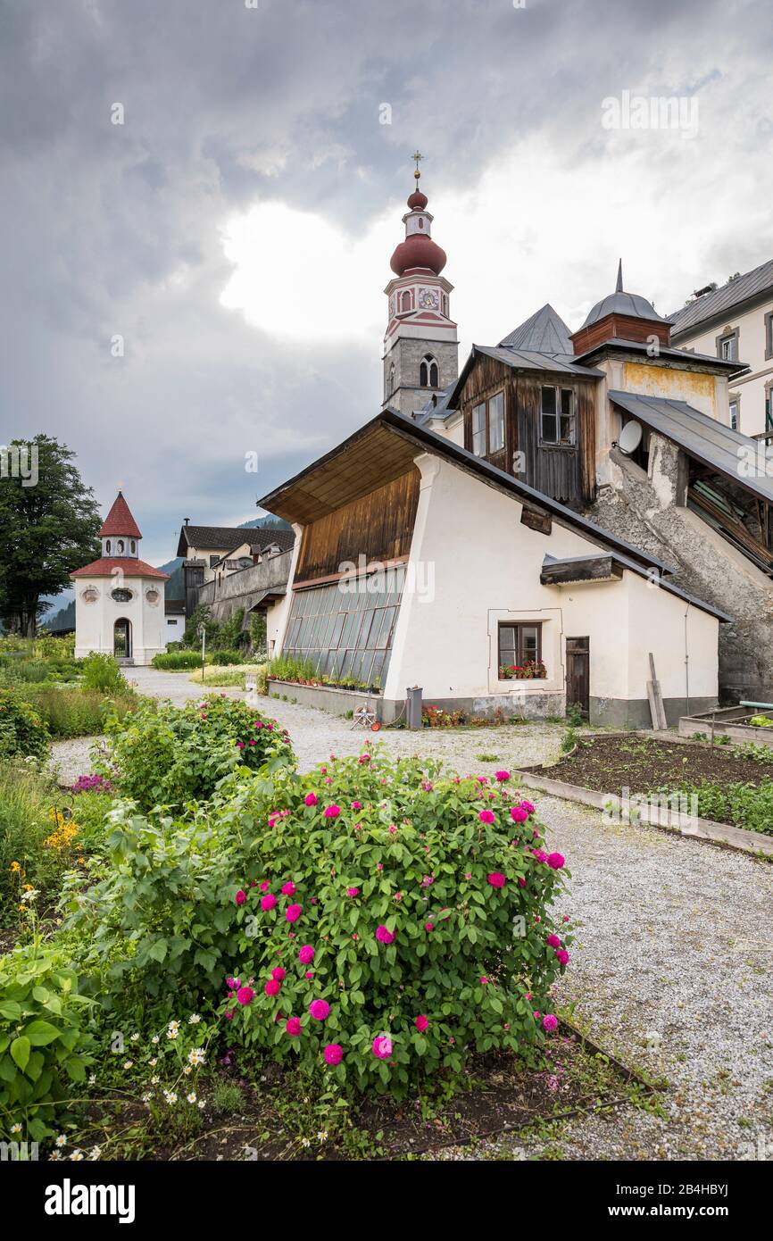 Klostergarten Der Pfarr- Und Wallfahrtskirche Maria Schnee, Maria Luggau Im Lesachtal, Bezirk Hermagor, Kärnten, Österreich Foto Stock