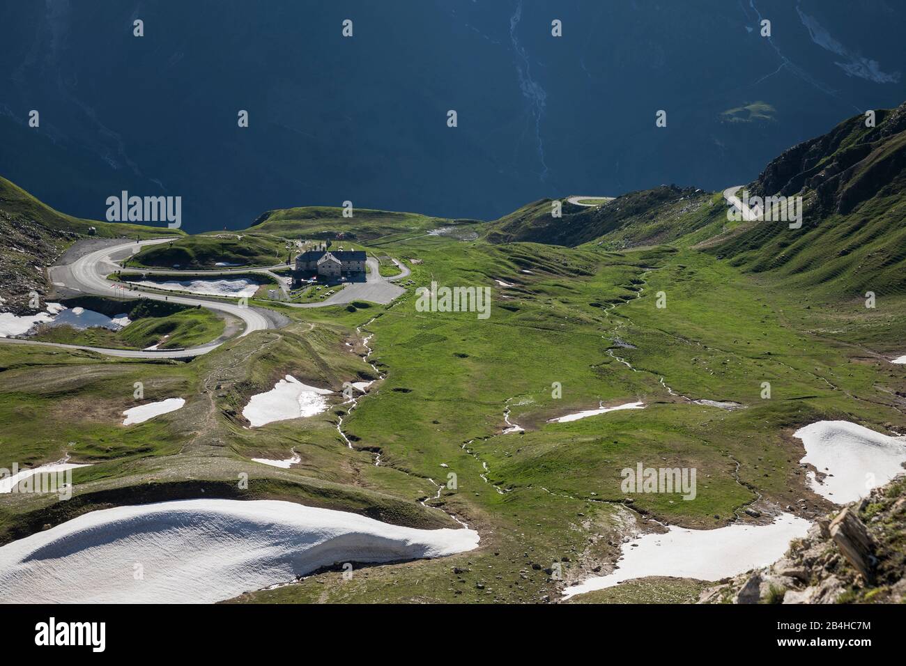 Großglockner Hochalpenstraße, Blick auf das Obere Nassfeld mit dem Dr.-Wilfried-Haslauer-Haus (auch Haus Alpine Naturschau genannt), Nationalpark Hohe Foto Stock