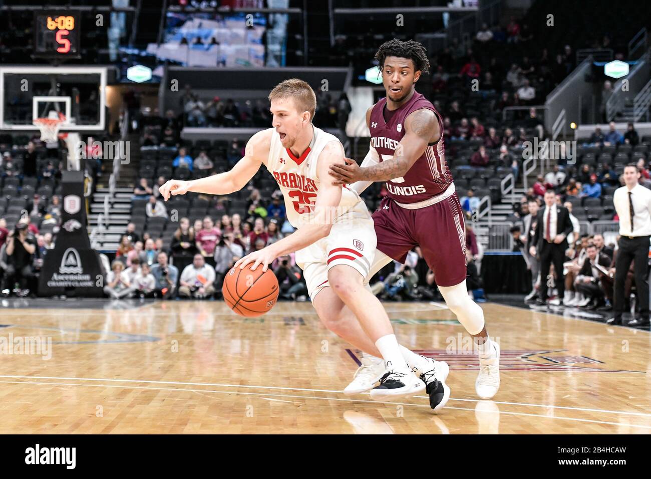 St Louis, Minnesota, Stati Uniti. Mar 06, 2020: Bradley Braves guard Nate Kennel (25) supera la difesa della guardia meridionale dell'Illinois Salukis Lance Jones (5) nel secondo round del torneo maschile della Missouri Valley Conference tra i Bradley Braves e il sud dell'Illinois Salukis. Tenuto Presso L'Enterprise Center Di St. Louis, Mo Richard Ulreich/Csm Credit: Cal Sport Media/Alamy Live News Foto Stock