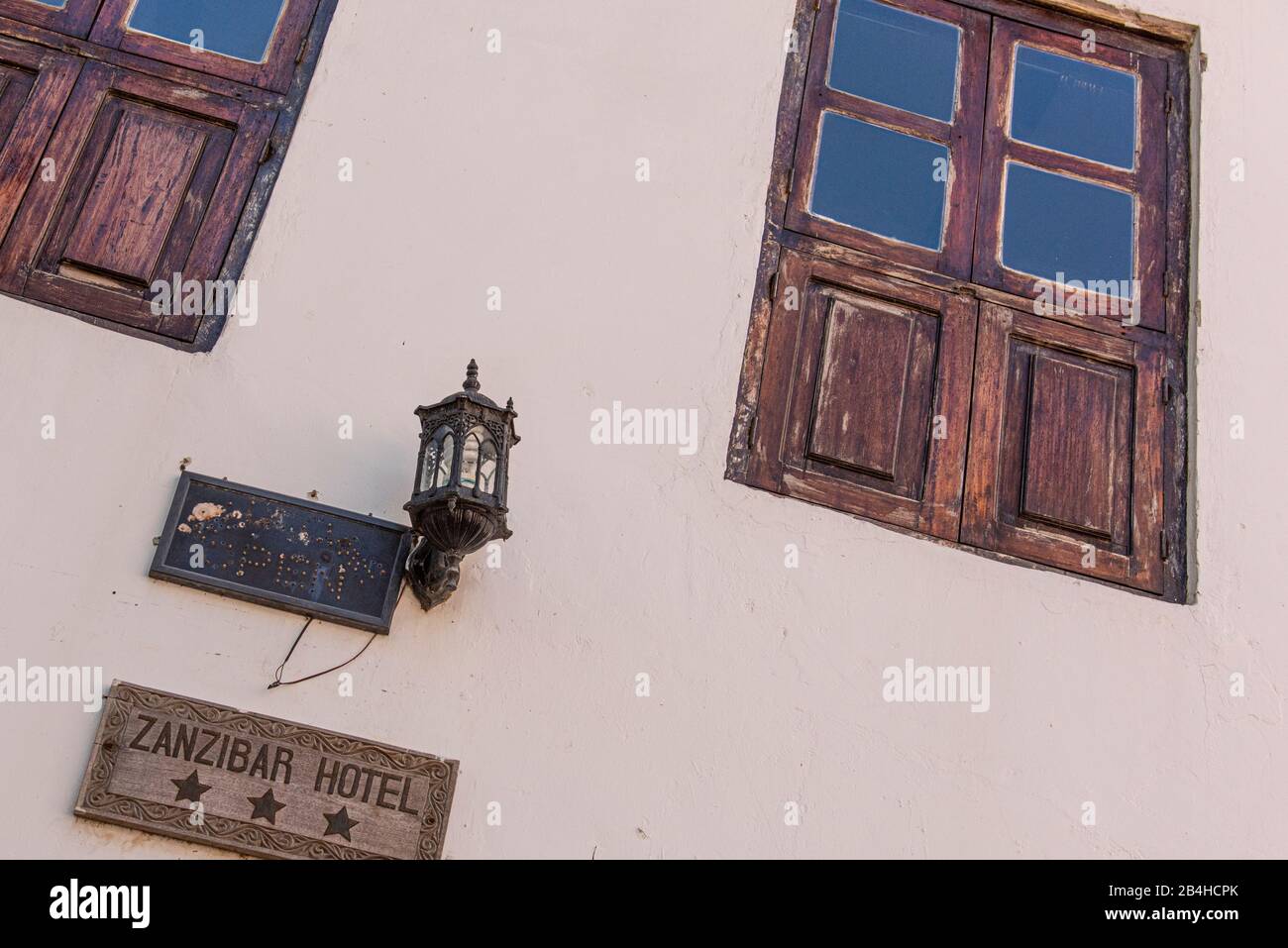 Destinazione Tanzania, Isola di Zanzibar: Impressioni da Stone Town, il più antico distretto di Zanzibar, la capitale dello stato tanzaniano di Zanzibar. Hotel 3 stelle Zanzibar Foto Stock