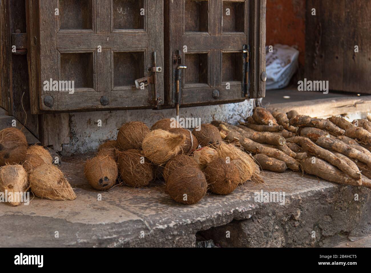 Destinazione Tanzania, Isola di Zanzibar: Impressioni dalla città di pietra, la parte più antica della città di Zanzibar, la capitale dello stato tanzaniano di Zanzibar alla fine del Ramadan. Vendita di cocco sulla strada. Foto Stock