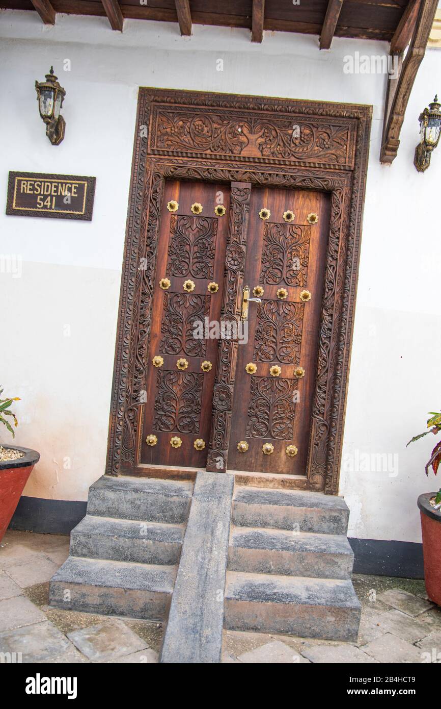 Destinazione Tanzania, Isola di Zanzibar: Impressioni da Stone Town, il più antico distretto di Zanzibar, la capitale dello stato tanzaniano di Zanzibar. Porta anteriore con scale Foto Stock