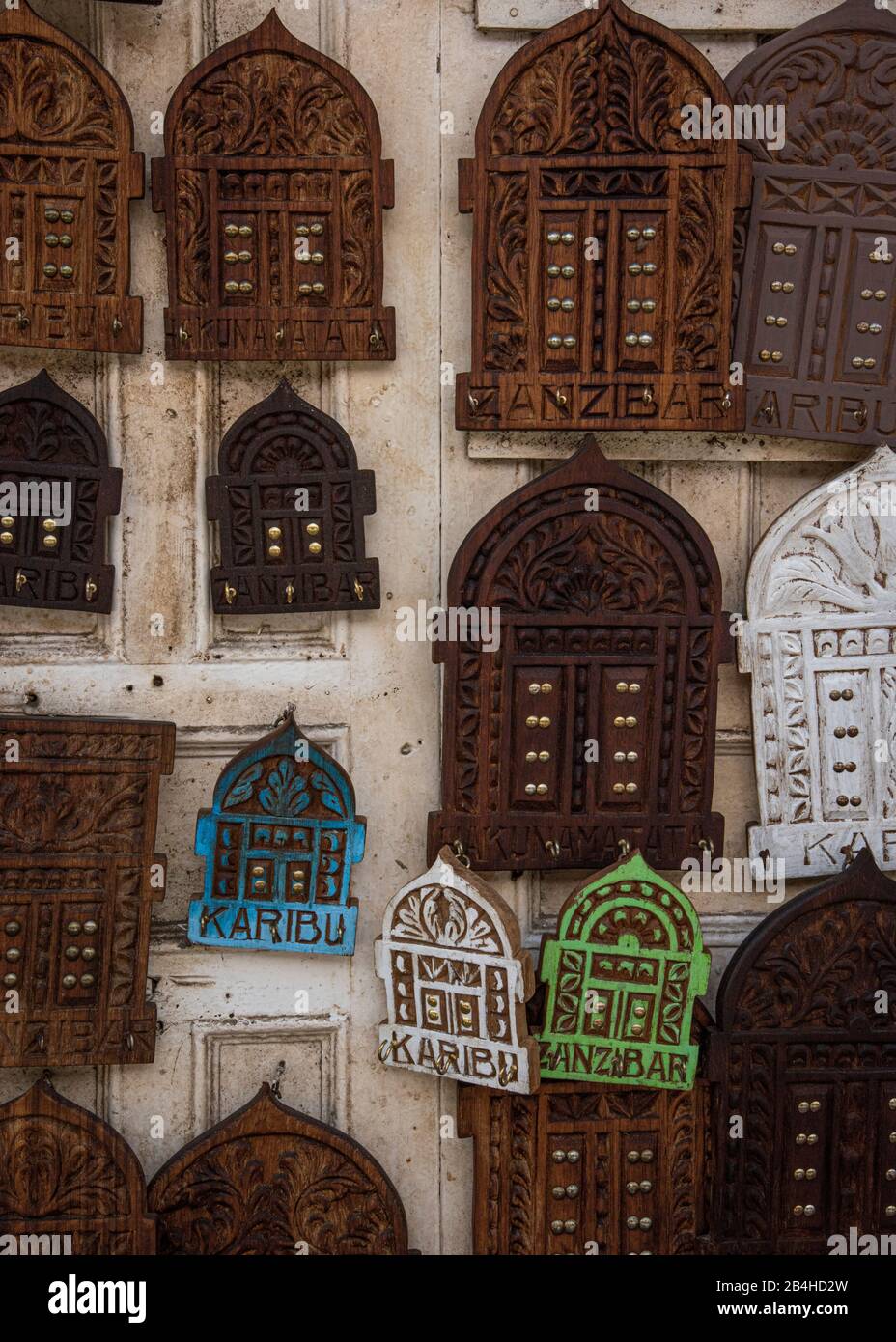 Destinazione Tanzania, Isola di Zanzibar: Impressioni da Stone Town, il più antico distretto di Zanzibar, la capitale dello stato tanzaniano di Zanzibar. Porte in legno intagliato come decorazione e benvenuto 'caribou' Foto Stock