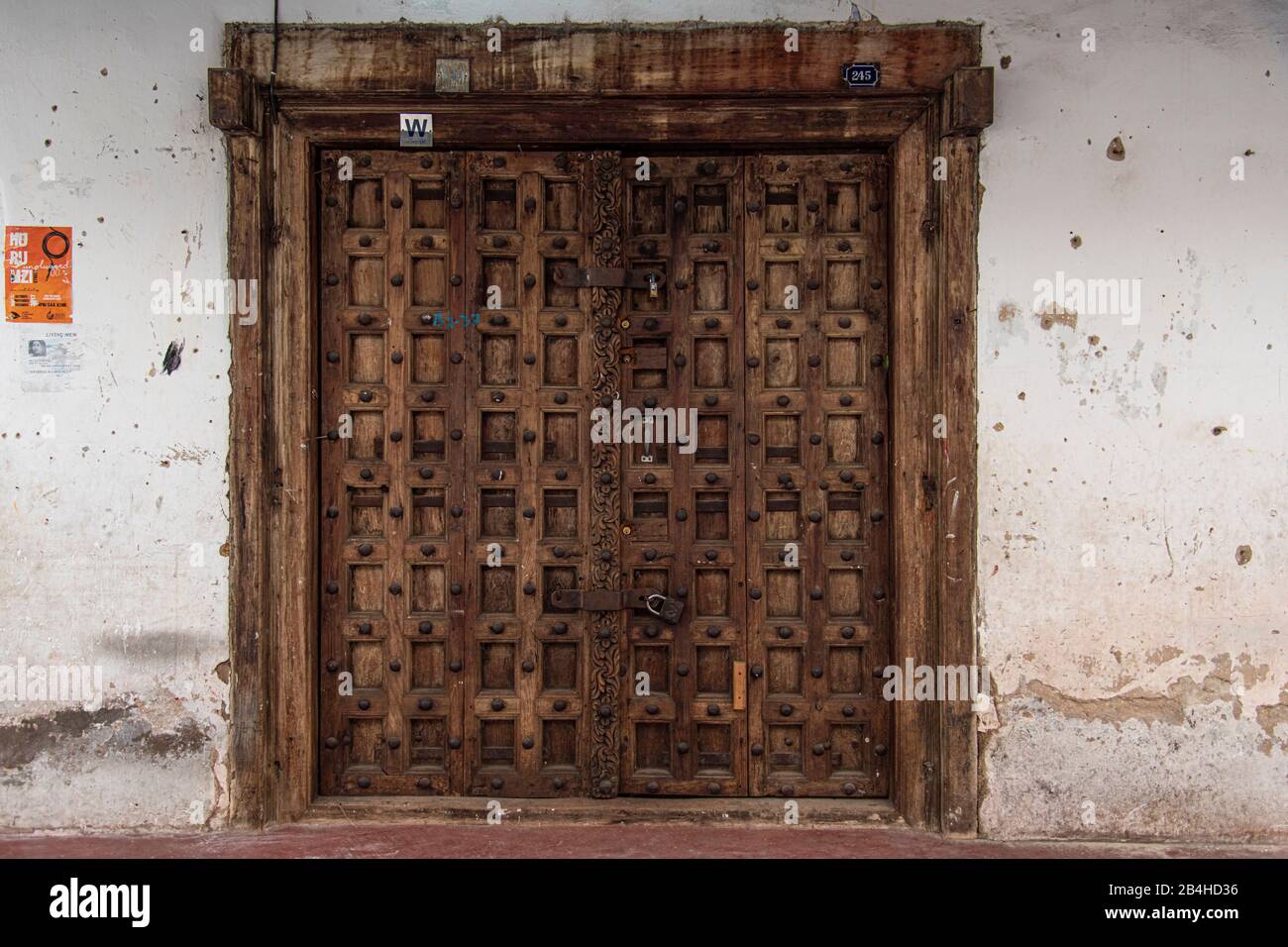 Destinazione Tanzania, Isola di Zanzibar: Impressioni da Stone Town, il più antico distretto di Zanzibar, la capitale dello stato tanzaniano di Zanzibar. Ampia porta in legno. Foto Stock