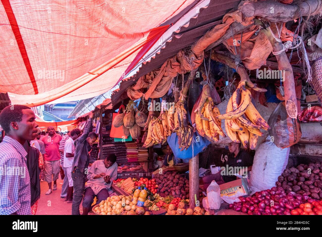 Destinazione Tanzania, Isola Zanzibar: Impressioni da Stone Town, il più antico quartiere di Zanzibar, la capitale dello stato tanzaniano Zanzibar alla fine del Ramadan. Stalla di frutta e verdura. Foto Stock
