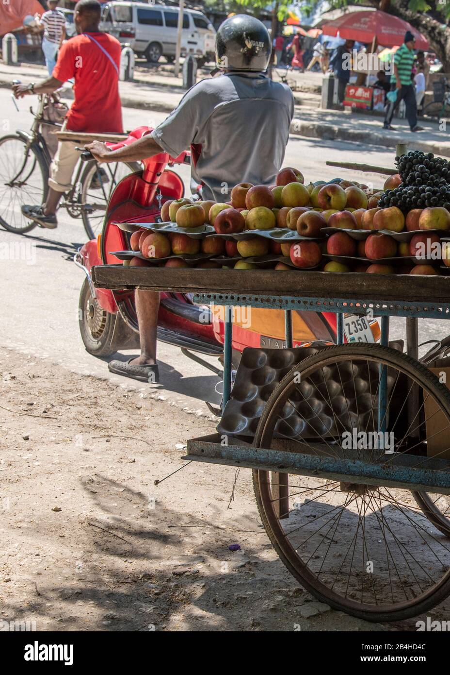 Destinazione Tanzania, Isola di Zanzibar: Impressioni da Stone Town, il più antico distretto di Zanzibar, la capitale dello stato tanzaniano di Zanzibar. Carrello con frutta in vendita strada Foto Stock
