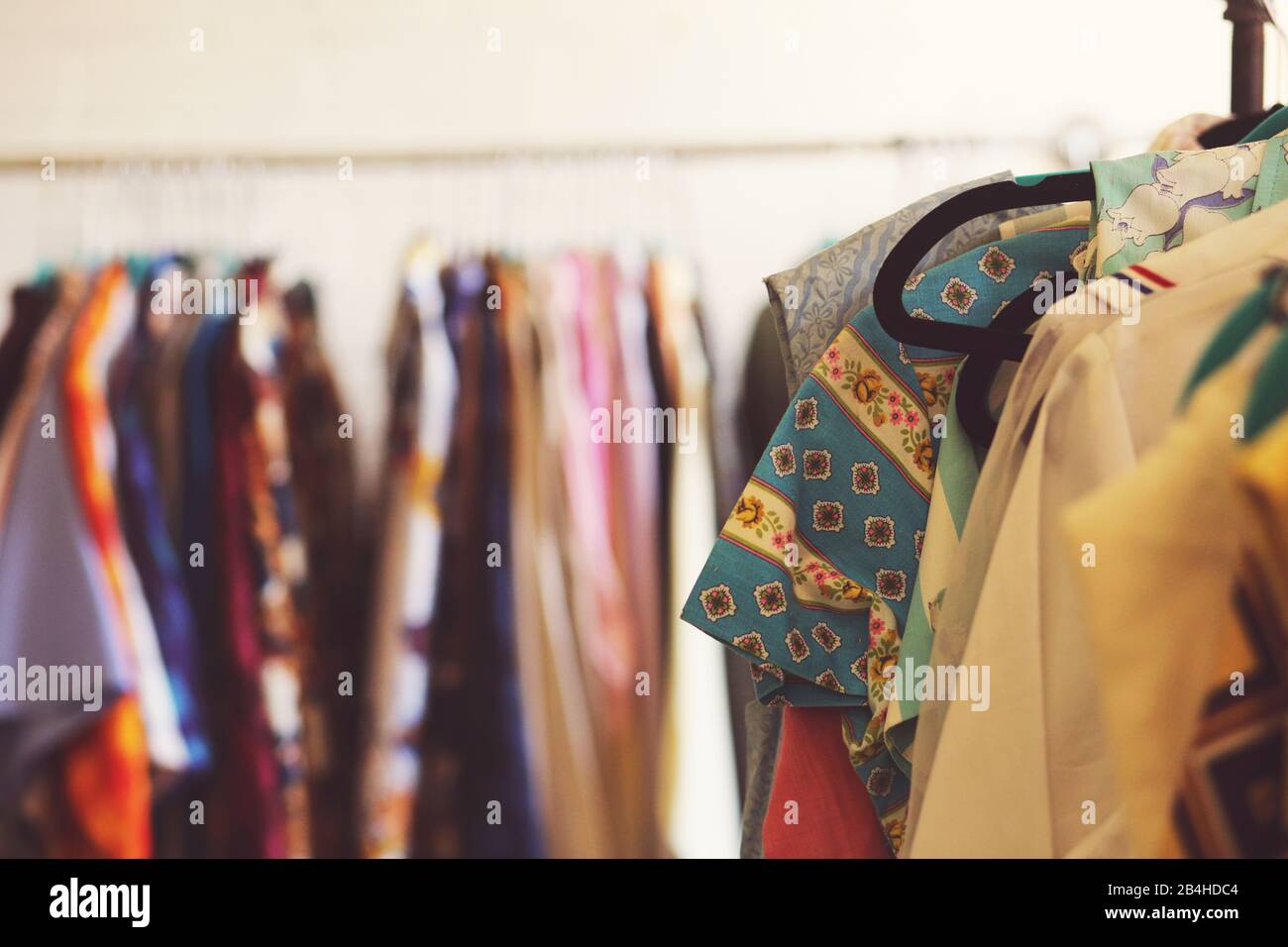 Abbigliamento vintage in un negozio di abbigliamento usato Foto Stock