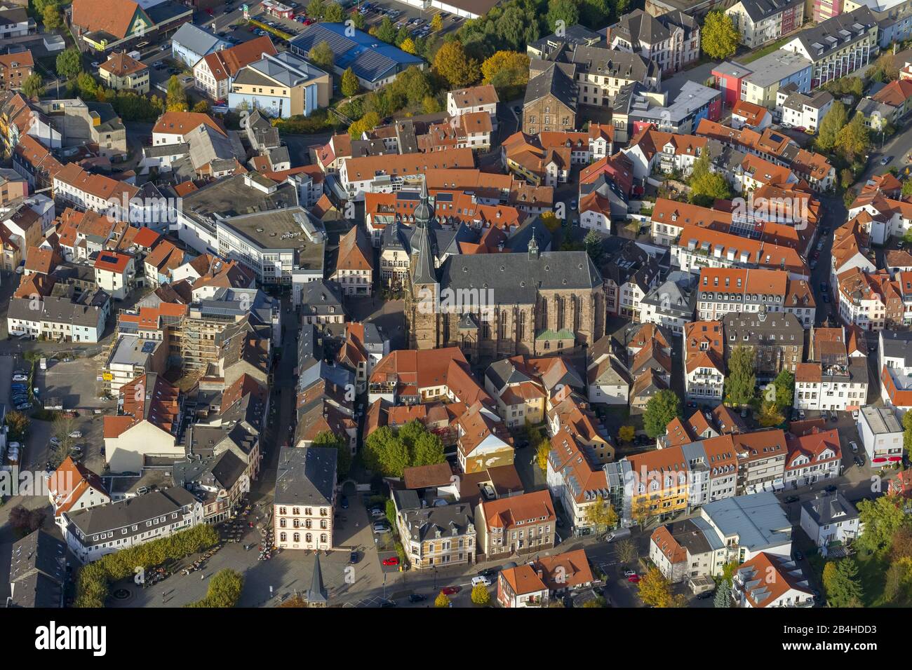 , centro della città Di Hank Wendel con la chiesa Wendalinusbasilika, vista aerea, 18.10.2012, Germania, Saarland, Sankt Wendel Foto Stock