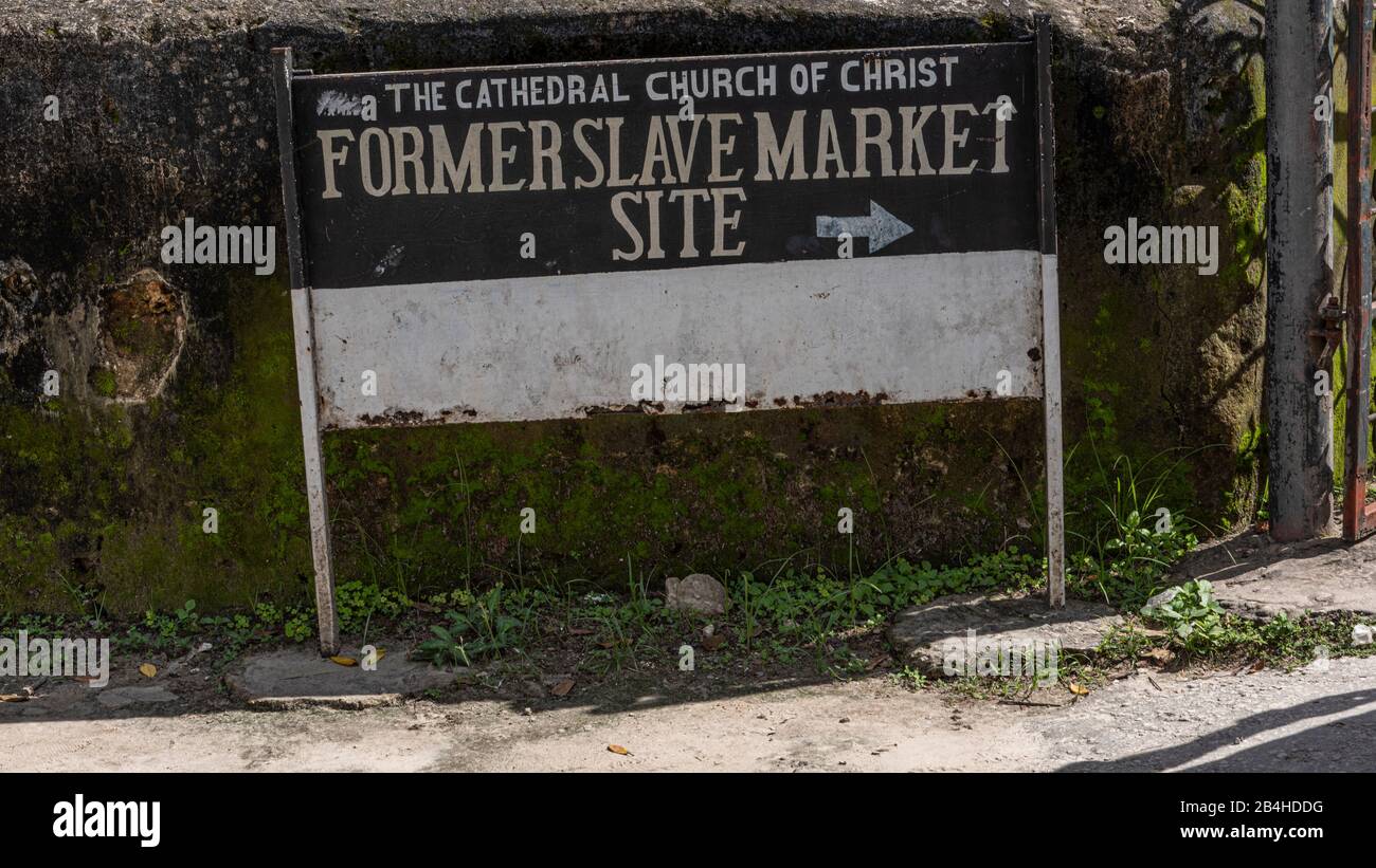Tanzania, Isola di Zanzibar: Chiesa anglicana in Stone Town, costruita sul sito del vecchio mercato degli schiavi, come memoriale contro il commercio degli schiavi. Shield "Ex sito di mercato slave" Foto Stock