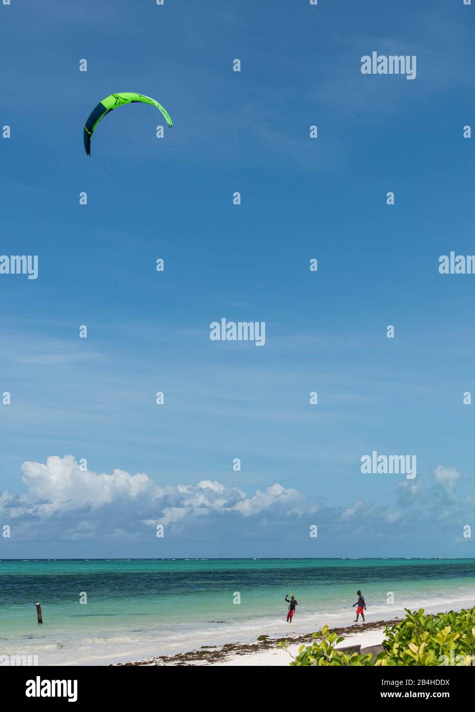 Zanzibar, Tanzania: Spiaggia da sogno sulla costa orientale di questa isola africana nell'Oceano Indiano. Scuola di kite surf. Foto Stock