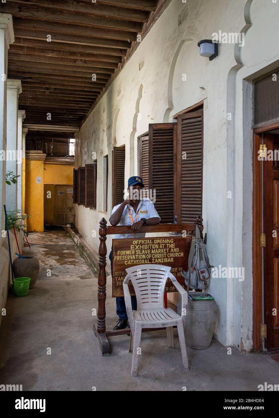 Tanzania, Isola di Zanzibar: Chiesa anglicana in Stone Town, costruita sul sito del vecchio mercato degli schiavi, come memoriale contro il commercio degli schiavi. Ingresso alla chiesa. Foto Stock