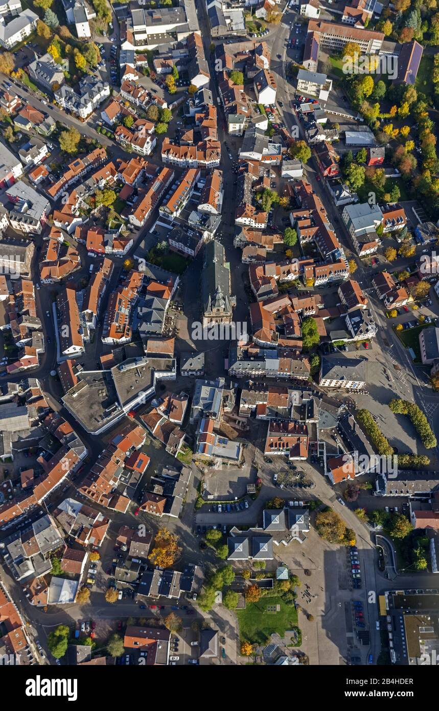 Centro della città Di Hank Wendel con la chiesa Wendalinusbasilika, vista aerea, 18.10.2012, Germania, Saarland, Sankt Wendel Foto Stock