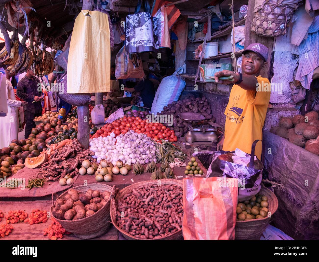 Destinazione Tanzania, Isola Zanzibar: Impressioni da Stone Town, il più antico quartiere di Zanzibar, la capitale dello stato tanzaniano Zanzibar alla fine del Ramadan. Mercanti vegetali nella sala del mercato. Foto Stock