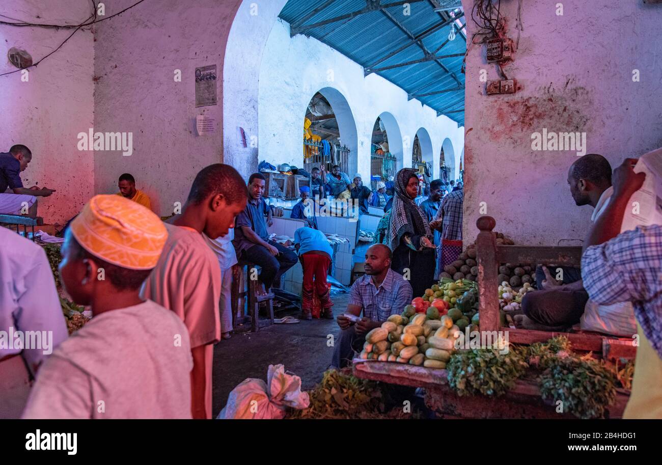 Destinazione Tanzania, Isola Zanzibar: Impressioni da Stone Town, il più antico quartiere di Zanzibar, la capitale dello stato tanzaniano Zanzibar alla fine del Ramadan. Mercato Hall. Foto Stock