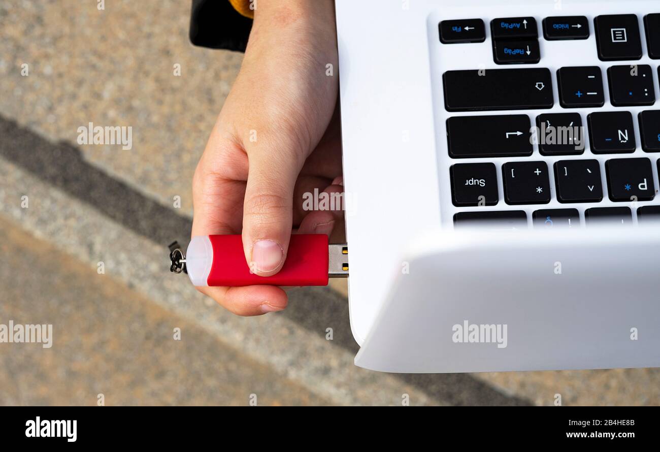 Mano che collega un Pendrive al laptop. Concetto USB. Foto Stock