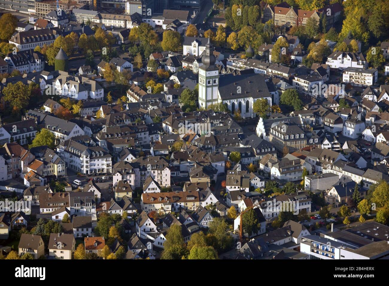 , centro città di Attendorn con chiesa San Giovanni Battista, 10.10.2008, vista aerea, Germania, Renania Settentrionale-Vestfalia, Sauerland, Attendorn Foto Stock