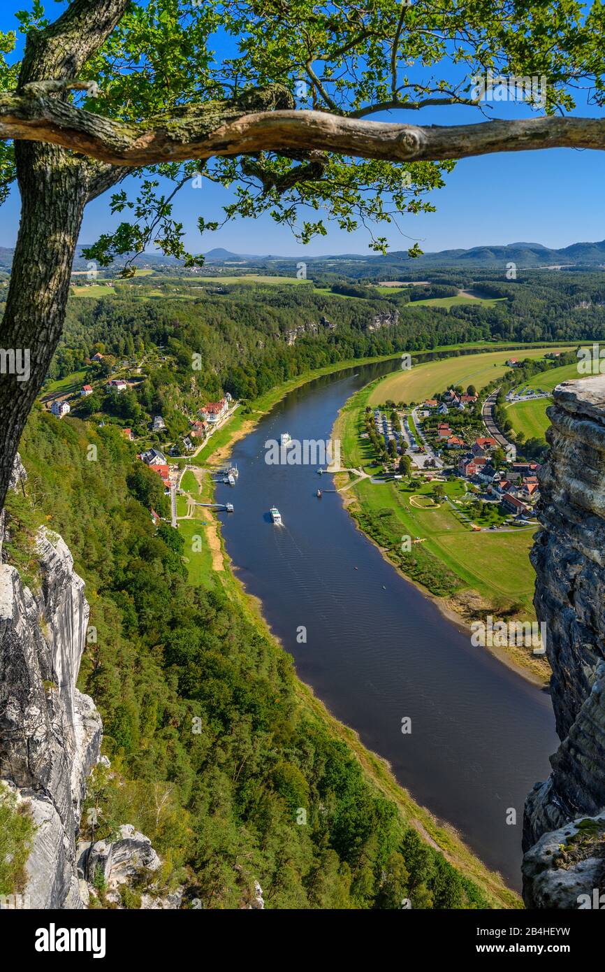 Deutschland, Sachsen, Sächsische Schweiz, Lohmen, Bastei, Basteiaussicht, Elbtal Mit Kurort Rathen Foto Stock