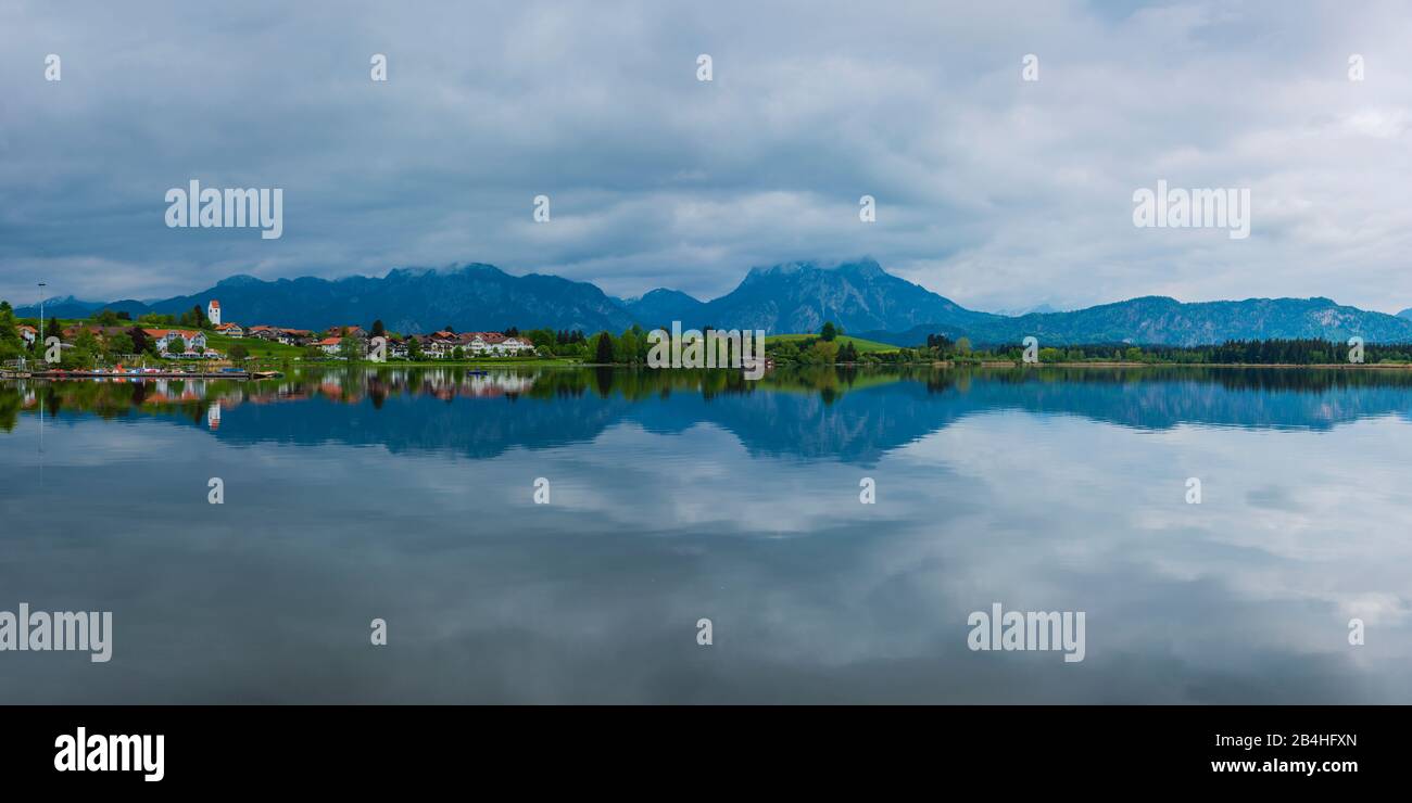 Hopfensee, alle spalle di Hopfen am See e delle Alpi Ammergau, vicino a Füssen, Ostallgäu, Allgäu, Baviera, Germania, Europa Foto Stock