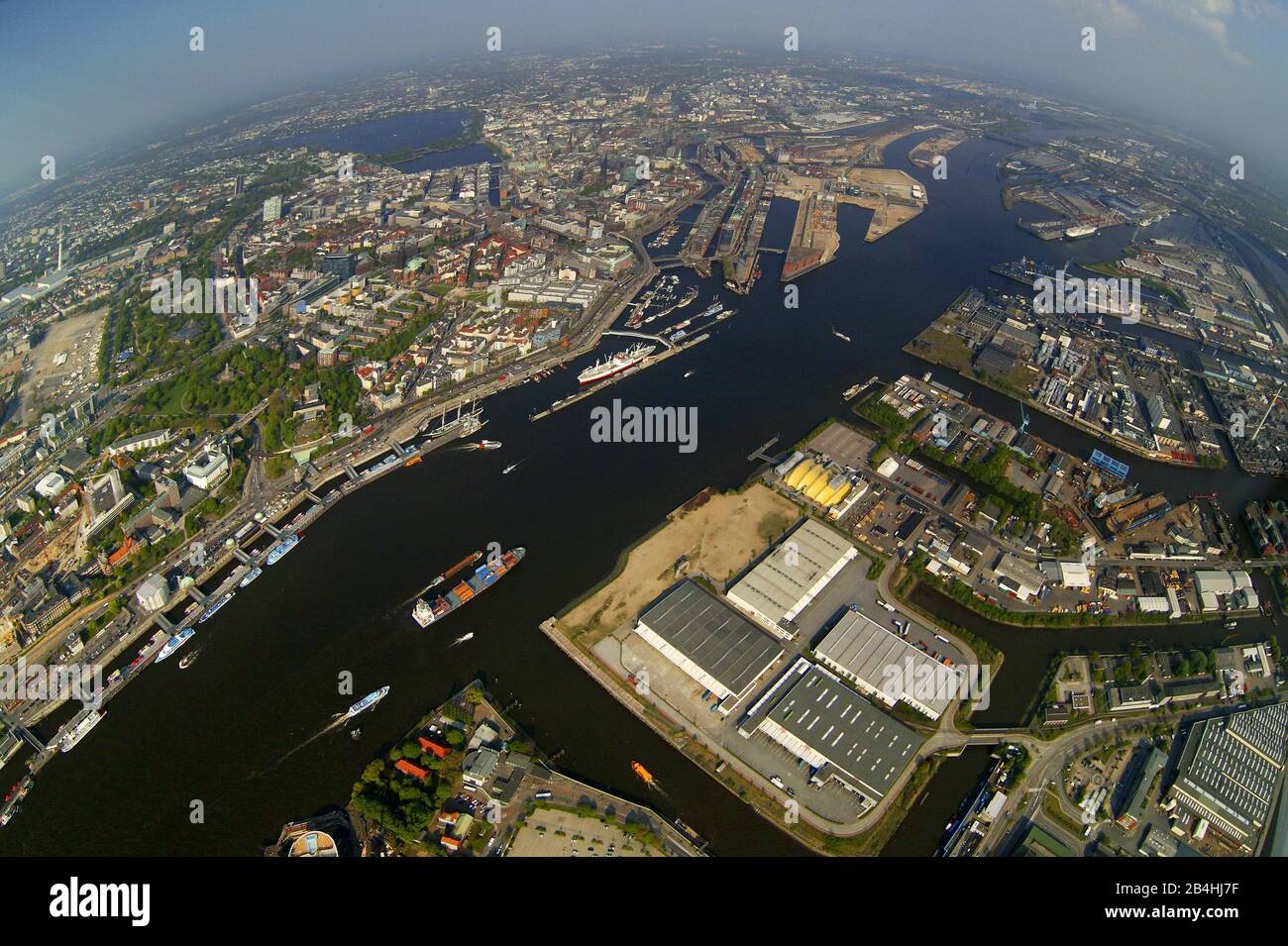Porto di Amburgo e HafenCity per la città vecchia di Amburgo, strade di avvicinamento per le zone Niederhafen, Sandtorhafen Grasbrookhafen, Werfthafen, vista aerea, 11.05.2006, Germania, Amburgo Foto Stock