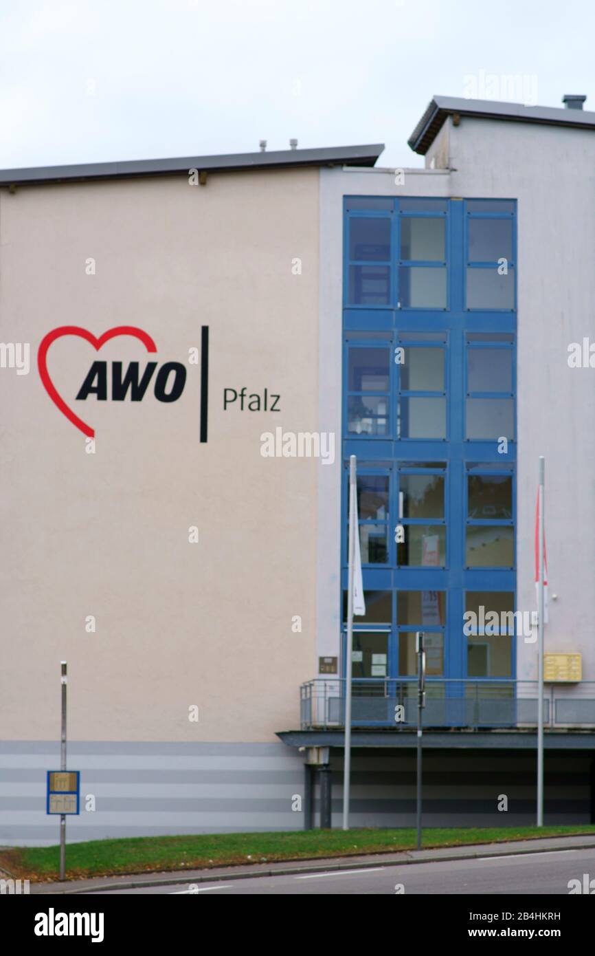 Il logo dell'Arbeiterwohlfahrt un'organizzazione di beneficenza tedesca a Pirmasens. Foto Stock