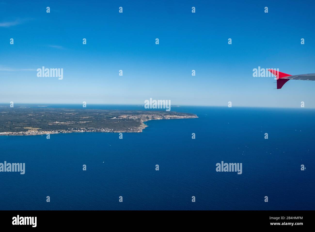 Blick aus dem Fenster eines Flugzeugs auf die Insel Mallorca nach dem abheben Foto Stock