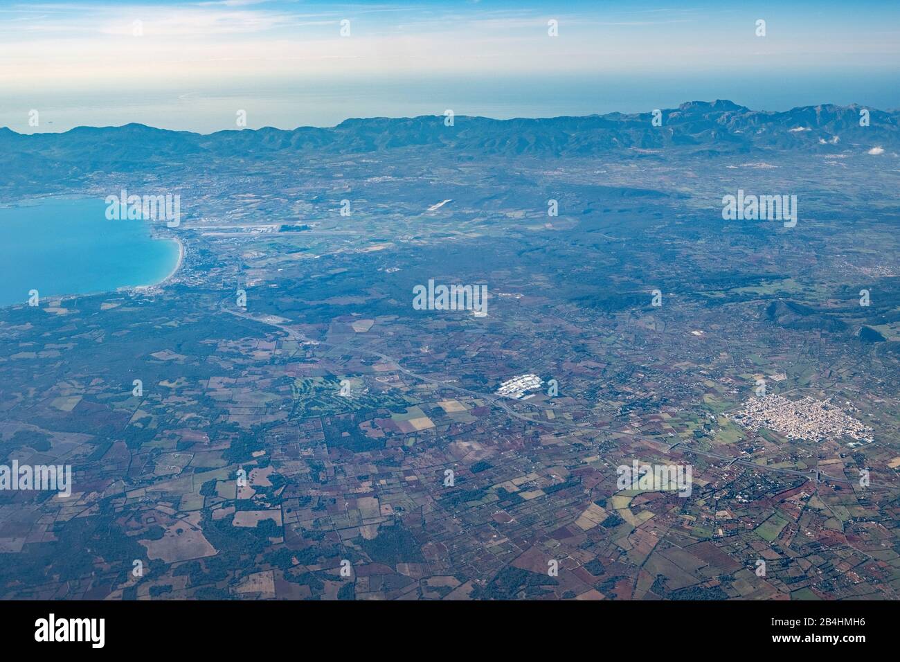 Blick aus dem Fenster eines Flugzeugs auf die Insel Mallorca nach dem Abblug von Palma mit Bergpanorama Foto Stock